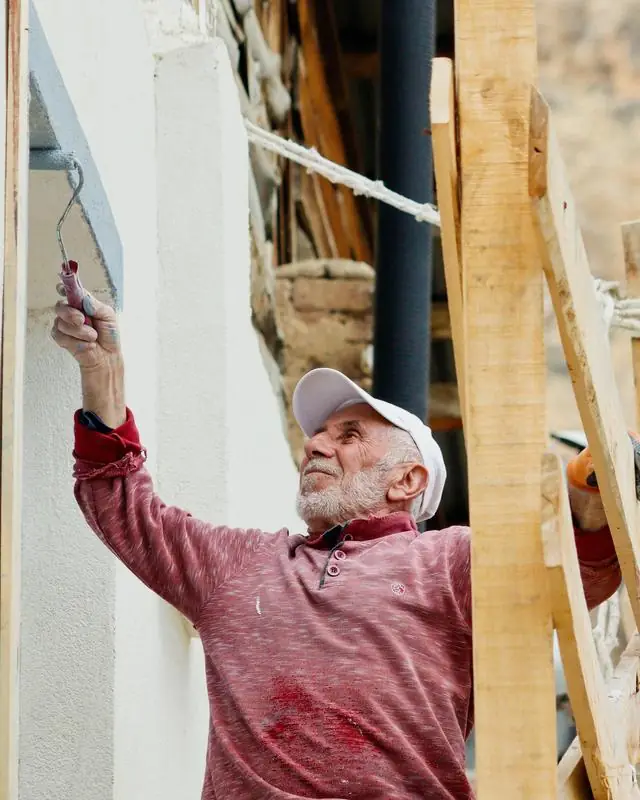 Peintre en façade sur un échafaudage