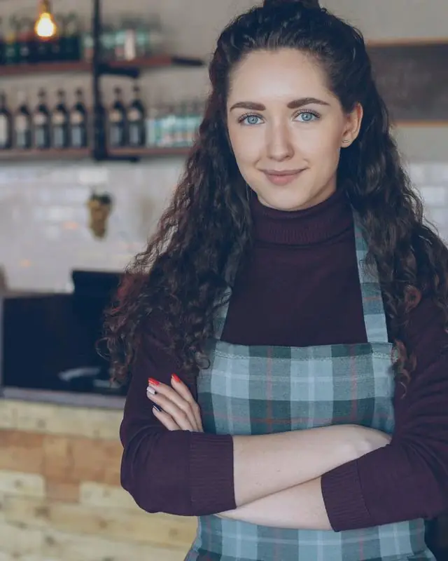 Gérante de café souriante